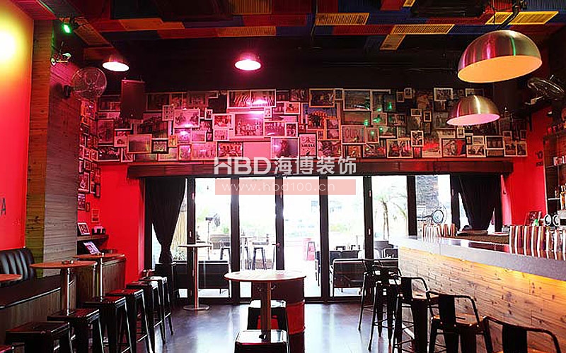 酒吧裝修吧臺設計.jpg 酒吧裝修吧臺設計.jpg